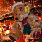 El Christkindlmarkt de Rathausplatz es uno de los más famosos. Allí, además de embriagarte con el más puro ambiente navideño, puedes encontrar miles de cosas relacionadas con la Navidad: guirnaldas, juguetes, mantas… Y para soportar el fr...