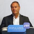 El candidato del PP a la presidencia de la Generalitat, Alberto Fabra, durante su comparecencia ante los medios de comunicación tras conocer los resultados electorales.