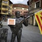 Una estatua del compositor vasco José María Iparraguirre, adornada con una urna y una bandera en la localidad vasca de Gernika