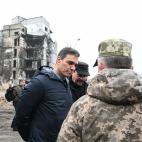El presidente del Gobierno ha podido observar la devastación en Borodianka.