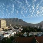 Con la montaña de la Mesa como escenario, la preciosa Ciudad del Cabo es un oasis de modernidad y apertura de mente en el continente africano. Cada verano reúne a miles de visitantes en el mayor evento del Orgullo de toda África. Sigue descu...