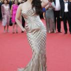La actriz india Aishwarya Rai acudió a la presentación de Deux Jours, Une Nuit con un diseño dorado de Roberto Cavalli.