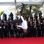 Un bailarín realiza una acrobacia en la presentación de Geronimo en Cannes.