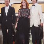 El director y dos de los protagonistas de Lost River en la presentación de la película en Cannes. Gosling luce un traje de Gucci.