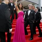 La actriz mexicana Salma Hayek acudió con un diseño rosa de Saint Laurent a la presentación del biopic sobre el diseñador.