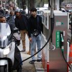 PARIS, FRANCE - OCTOBER 12 : Queues are formed at petrol stations as some petrol pumps have been running dry in France because of a strike from energy workers deliveries on October 12, 2022 in Paris, France. (Photo by Geoffroy Van der Hasselt/A...
