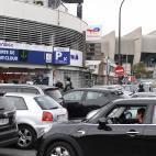 Motorists queue for fuel at a gas station in Paris on October 13, 2022, as filling stations across France are low on petrol as a pay-related strike by workers at energy giant TotalEnergies entered its third week despite government pressure to ne...