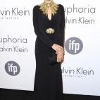La modelo rusa posa con un vestido negro y dorado en la fiesta de Calvin Klein celebrada el jueves 15 de mayo en el 67º Festival de Cine de Cannes.