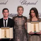 Blanchett entregó el Trofeo Chopard a los dos jóvenes actores en el 67º Festival de Cine de Cannes.