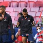 Paris Saint-Germain's French forward Kylian Mbappe (L) and Paris Saint-Germain's Brazilian forward Neymar concentrate prior to the UEFA Champions League final football match between Paris Saint-Germain and Bayern Munich at the Luz stadium in Lis...