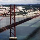 Anteriormente llamado Salazar, pasó a llamarse así por la Revolución de los Claveles, el 25 de abril de 1974. El puente, que es uno de los más importantes iconos de la capital portuguesa, guarda muchas semejanzas con el Golden Gate de San Fr...