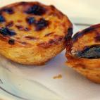 La Pastelería de Belém es uno de esos rincones que no se pueden dejar de visitar si vas a Lisboa. Hogar de los archiconocidos Pastéis de Belém, lleva funcionando desde el año 1837. Al día se elaboran unas 10.000 tortitas de crema y la rece...