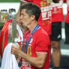 Bayern Munich's Polish forward Robert Lewandowski celebrates with the trophy after the UEFA Champions League final football match between Paris Saint-Germain and Bayern Munich at the Luz stadium in Lisbon on August 23, 2020. (Photo by Miguel A. ...