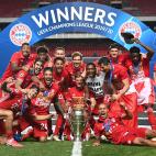 LISBON, PORTUGAL - AUGUST 23: FC Bayern Munich players celebrate with the UEFA Champions League Trophy following their team's victory in the UEFA Champions League Final match between Paris Saint-Germain and Bayern Munich at Estadio do Sport Lisb...