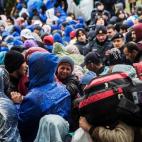 Decenas de miles de refugiados tratan de seguir su camino hacia el centro y el norte de Europa donde aspiran a buscar asilo. Familias enteras tratan de huir de una guerra que había reducido ya la esperanza de vida de los 70 años en 2010 a los ...