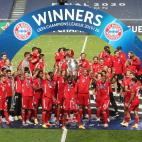 Bayern Munich players celebrate with the trophy after the UEFA Champions League final football match between Paris Saint-Germain and Bayern Munich at the Luz stadium in Lisbon on August 23, 2020. (Photo by Miguel A. Lopes / POOL / AFP) (Photo by...