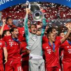 LISBON, PORTUGAL - AUGUST 23: Manuel Neuer, captain of FC Bayern Munich lifts the UEFA Champions League Trophy following his team's victory in the UEFA Champions League Final match between Paris Saint-Germain and Bayern Munich at Estadio do Spor...