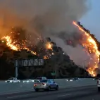 Vista desde una carretera californiana del incendio.
