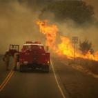 Un coche de bomberos acerc&aacute;ndose al incendio en California.
