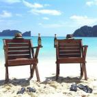 Una infinita playa de arena blanca y suave como la harina, aguas color azul celeste, dos sillas de madera, dos sombreros, dos pares de chanclas y dos cervezas tailandesas. Ya sólo te falta elegir a tu acompañante. En serio, ¿qué hay mejor qu...