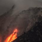El cráter del Monte Sinabung expulsa lava en la isla de Sumatra, Indonesia.