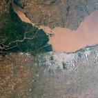 Esta foto capturada por la NASA desde la Estación Espacial Internacional muestra el delta del río Paraná en la costa Atlántica de Argentina. 