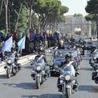 El presidente italiano Sergio Mattarella es escoltado por los guardias presidenciales en su camino a visitar el monumento a Victor Manuel II durante la cabalgata militar del Día de la República en Roma, Italia.