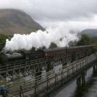 La locomotora Jacobite cruza el río Lochy en Fort William, Escocia. 