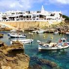 En la vecina isla de Menorca se encuentra Binibeca, un precioso pueblo de pescadores de estrechas calles y blancas casas, en el que merece la pena perderse. Su playa es una de las más bonitas de la isla, con arena blanca, aguas cristalinas y un...