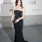 La cantante, modelo y exprimera dama francesa, Carla Bruni, con un vestido negro de Maxime Simoëns.