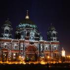 Berlín es uno de los destinos más de moda de Europa. Su catedral o la Puerta de Brandeburgo son monumentos con una gran carga cultural e histórica y, está claro, preciosos. Por las noches también, pero si es en octubre todavía son más esp...