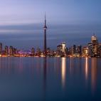 La ciudad más grande de Canadá y una de las urbes con mejor calidad de vida de Norteamérica. De sus rincones más famosos hay que destacar por encima de todos la Torre CN, la segunda torre más alta del mundo que rompe el skyline de Toronto h...