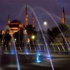 La antigua Constantinopla está considerada como una de las ciudades más bonitas de toda Europa. No es de extrañar. Santa Sofía, Topkapi, el Bósforo… Son muchos rincones llenos de belleza que al llegar la noche siguen asombrando a todo el ...