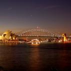 Finalmente pero no menos importante, Sydney, con su famosa ópera y el Sydney Harbour Bridge vistos desde el mirador Macquarie’s Chair. Como dice Naxos: "De día las vistas son impresionantes pero al atardecer, con las luces de la ciudad refle...