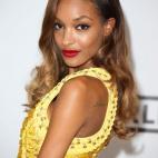 La modelo toma prestado un look a lo Beyoncé con ondas color caramelo y labios cereza.