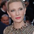 El recogido de Blanchett, su ahumado de ojos y los labios en un rosa natural consiguen un look elaborado pero sencillo y elegante.