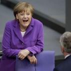 "Irrumpió en un mundo dominado por hombres al convertirse en la primera canciller del país", recuerda Forbes sobre Merkel, quien ha liderado la lista en nueve de los últimos diez años.