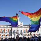 Las banderas arcoíris, al aire en pleno centro de Madrid