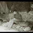 George Hackney en Poulainville, Picardía (norte de Francia), en octubre de 1915. Hackney y su amigo John Ewing fueron nombrados cabos lanceros la noche anterior a la partida de su batallón hacia Francia. Antes de llegar al frente, los soldados...