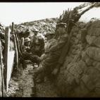 Mark Scott, cuyo bisabuelo fue el sargento de Hackney, ha comentado sobre esta fotografía de centinelas y francotiradores tomada en Francia en el invierno de 1915: "Ha sido descrita como un puesto de guardia en Hamel. Si nos fijamos, podemos de...