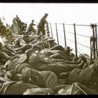 Fotografía tomada en el Canal de la Mancha el 4 de octubre de 1915. El batallón partió de Southampton hacia Boulogne en el barco de vapor Empress Queen. En la imagen, algunos hombres duermen en cubierta mientras otros miran al mar, vigilando ...