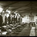Fotografía tomada en el campamento de Randalstown en el Condado de Antrim en 1915. El 14º batallón de los Rifles Reales de Ulster se trasladó al campamento de Randalstown desde el de Finner en enero de 1915, donde permanecieron hasta enfilar...