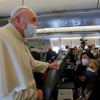 El papa Francisco en el avi&oacute;n viajando a Irak.