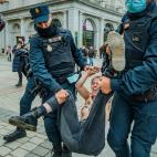 Activistas de Femen irrumpen en un acto franquista en el centro de Madrid