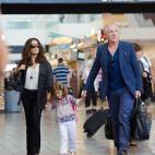 Con su marido y su hija en el aeropuerto de Los Ángeles