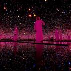 Varios visitantes entran a la exposición de Yayoi Kusama titulada 'Infinity Mirrored Room - Filled with the Brilliance of Life' [La habitación con espejos infinitos - Llena del brillo de vida] en la primera fase de apertura del museo Guggenhei...