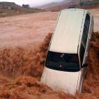Un coche es arrastrado por las lluvias torrenciales en Ouarzazate, una región del sur de Marruecos. Al menos ocho personas murieron en las inundaciones y 24 permanecen desaparecidas.