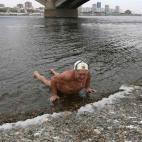 Ivan Abrosimov, miembro de un club local de natación a sus 78 años, hace flexiones a temperaturas bajo cero en el río Yenisei, en la ciudad siberiana de Krasnoyarsk.