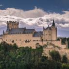 A los niños les encanta el Alcázar de Segovia. Este castillo, situado en lo alto de un cerro, está muy bien conservado. Además se puede recorrer entero, subir hasta el punto más alto y visitar la exposición de armas que hay en su interior....