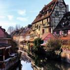 Este precioso pueblo francés es la delicia de los adultos y de los más pequeños de la casa. Se encuentra en la región de Alsacia y es famoso por sus casitas de madera, su canal y un paisaje de postal. Si estás pensando en hacer una escapa...